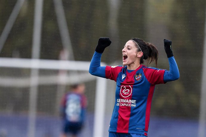 Esther González celebra su gol en el Levante-Granadilla de la Primera Iberdrola 2020-2021