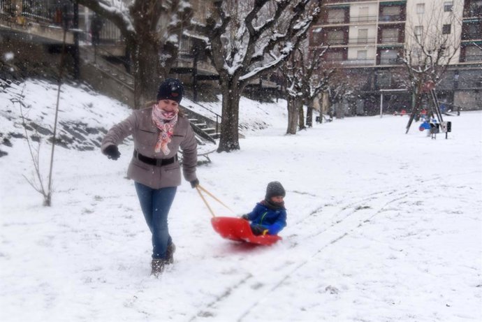Un nen juga amb la seva mare en un trineu en la nevi fruit de la borrasca Filomena, a Sort, Lleida, Catalunya (Espanya), 9 de gener del 2021.