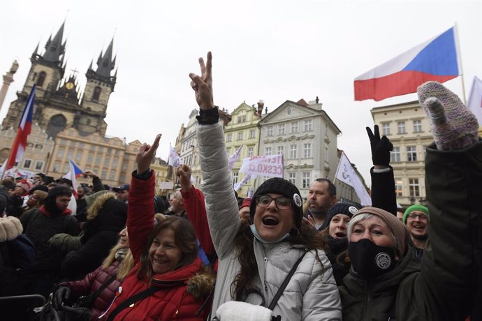 10 January 2021, Czech Republic, Prague: People take part in a demonstration against the restrictive measures adopted by the government to curb the spreading of coronavirus, at Prague's Old Town Square. Photo: Ondej Deml/CTK/dpa