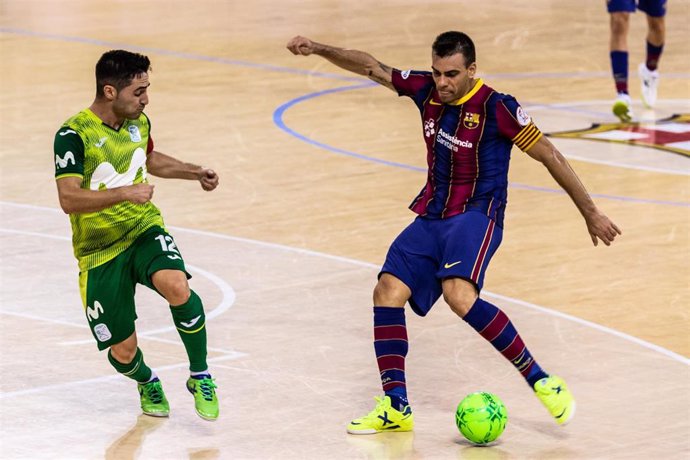 Sergio Lozano of Fc Barcelona competes with Borja Diaz  of Inter FS. Movistar during the LNFS match between  Fc Barcelona and Inter FS. Movistar at Palau Blaugrana on October 21, 2020 in Barcelona, Spain.