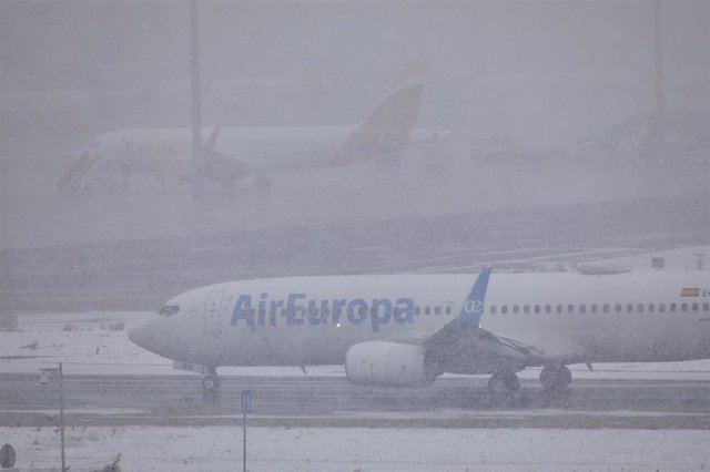 Un avión de la compañía Air Europa en el Aeropuerto de Madrid-Barajas Adolfo Suárez, en Madrid (España), este viernes 8 de enero