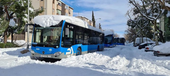 Varios autobuses de la Empresa Municipal de Transportes  (EMT) tras la nevada fruto del temporal Filomena, en Madrid (España), a 10 de enero de 2021.