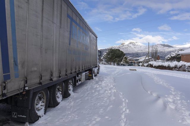 Un camión frente a la Sierra de Madrid tras la nevada fruto del temporal Filomena en la Comunidad de Madrid (España), a 10 de enero de 2021. La Comunidad de Madrid ha recordado a  los madrileños, a través de un comunicado, que en las próximas horas se van