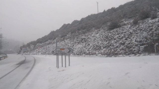 Nieve en el acceso a la localidad riojana de Nieva de Cameros