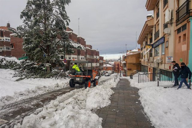 Un tractor despeja el camino en Pozuelo de Alarcón tras el paso de la nevada fruto del temporal 'Filomena', en Pozuelo de Alarcón (Madrid)