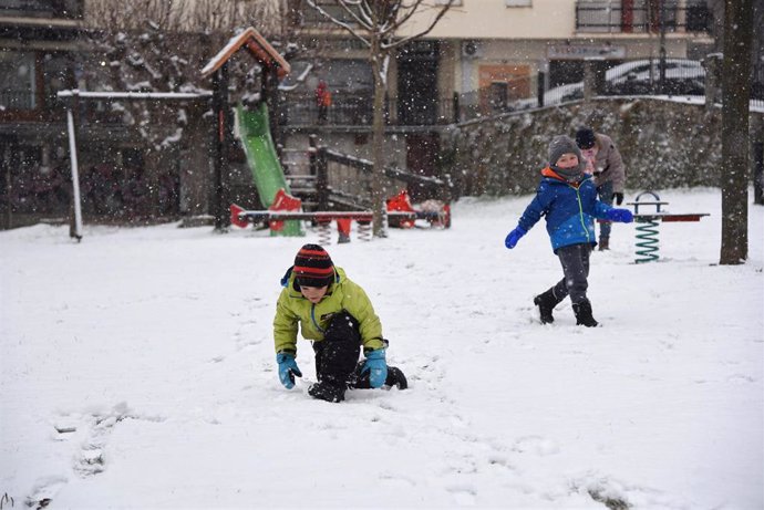 Dos niños juegan en la nieve fruto de la borrasca Filomena, en Sort, Lleida, Cataluña (España), a 9 de enero de 2021.