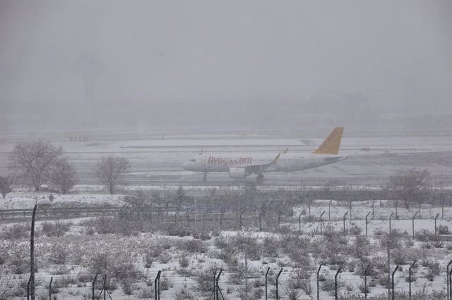 Un avión de la compañía Flypgs en el Aeropuerto de Madrid-Barajas Adolfo Suárez, en Madrid (España), a 8 de enero de 2021. 