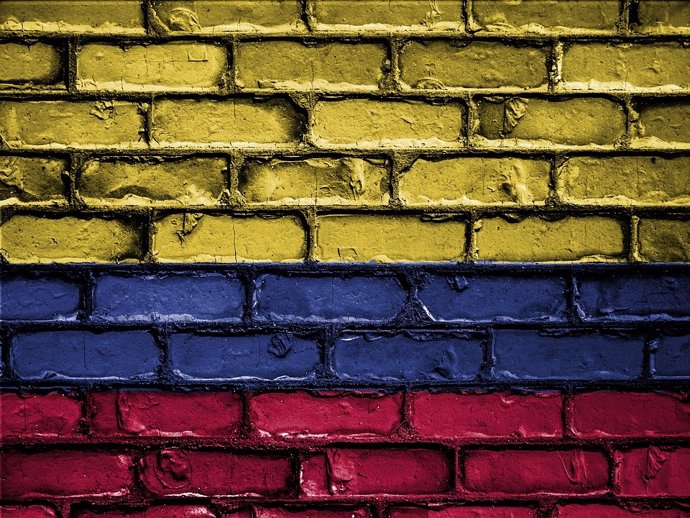 Muro con los colores de la bandera de Colombia