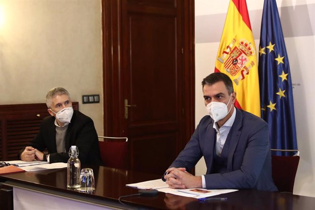 El presidente del Gobierno, Pedro Sánchez (d) y el ministro del Interior, Fernando Grande-Marlaska (i), durante la reunión del Comité Estatal de Coordinación y Dirección del Sistema Nacional de Protección Civil, en el Ministerio del Interior.