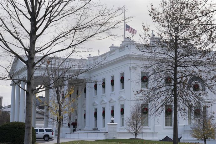 La bandera de EEUU de la Casa Blanca ondea a media asta en homenaje a los agentes fallecidos que estuvieron de servicio durante el asalto al Capitolio por parte de un grupo de exaltados seguidores del presidente, Donald Trump.