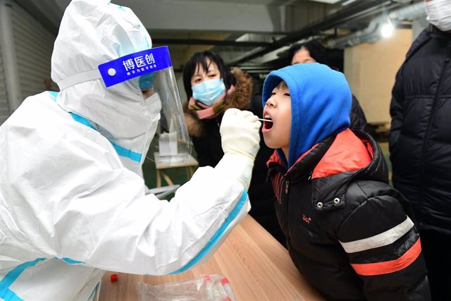 Personal  médico realiza una prueba de coronavirus a un niño en Shijiazhuang, capital de Hebei, noreste de China.