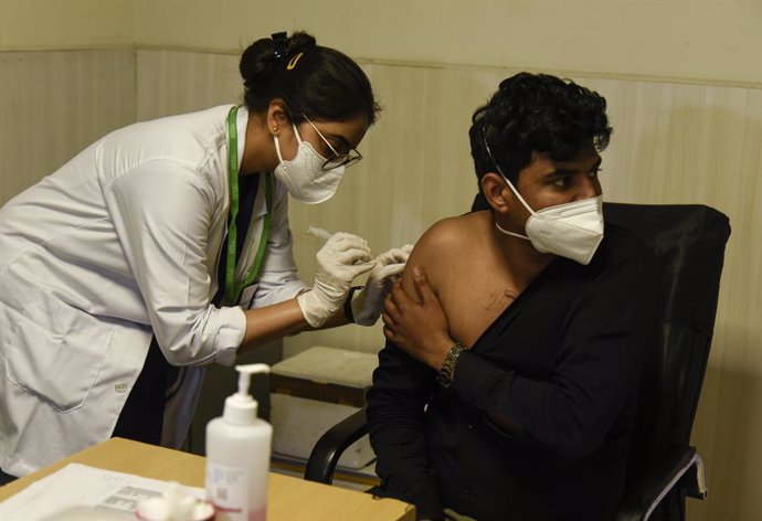 08 January 2021, India, New Delhi: A health worker injects a volunteer during a mock drill for the coronavirus (COVID-19) vaccination at Primus Super Specialty Hospital, as India gears up to receive the first shipment of AstraZeneca/Oxford coronavirus (