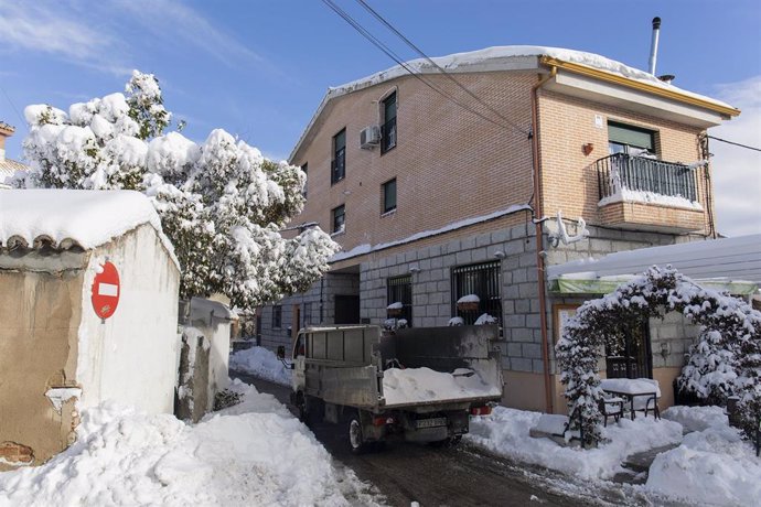 Un camión carga con nieve en su remolque, en Cerceda (España), a 10 de enero de 2021.