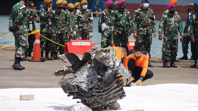 Pieza de uno de los motores del avión de Sriwijaya Air siniestrado en Indonesia