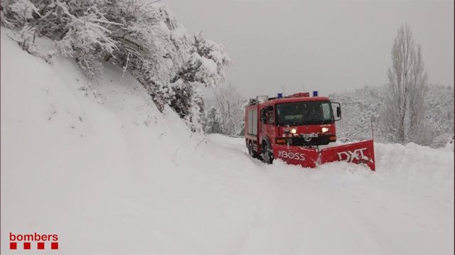 Els Bombers retiren la neu de les carreteres catalanes 