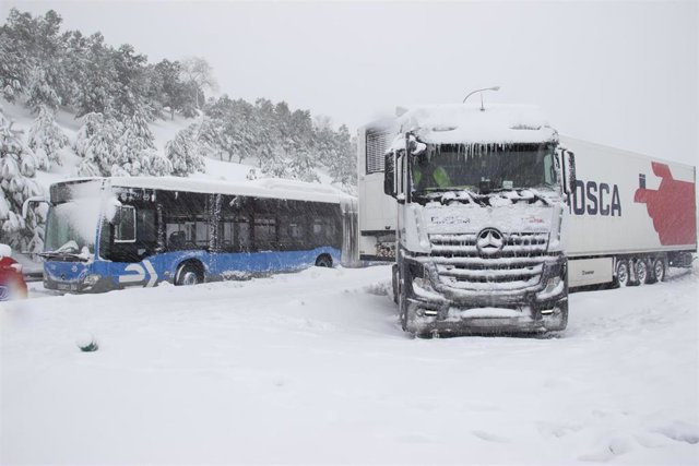 Un camión y un autobús de la EMT atrapados en una de las carreteras de acceso al distrito de Hortaleza