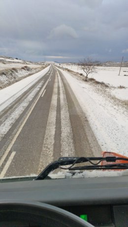 Un quitanieves trabaja en las carreteras riojanas