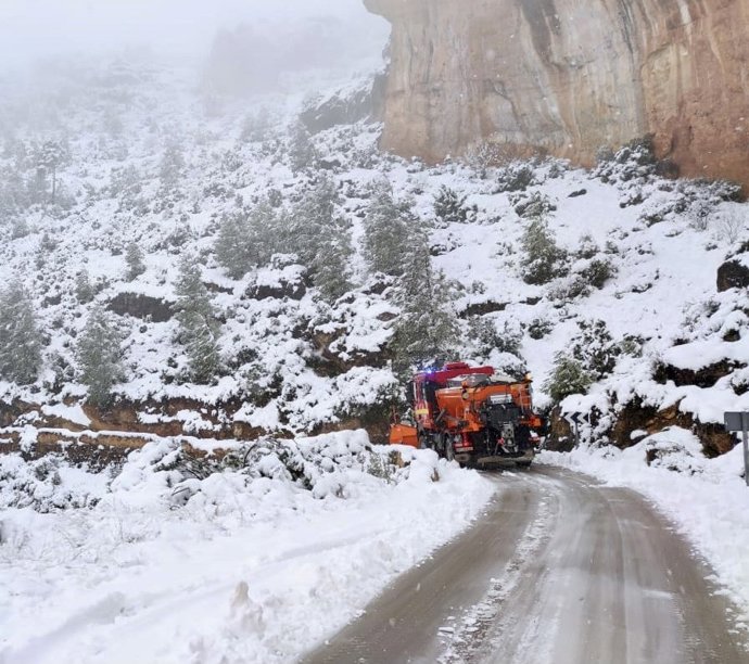 La UME limpia de nieve en la zona de la Sierra de Albacete