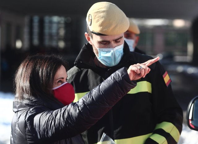 La ministra de Defensa, Margarita Robles con los militares de la Ume para agradecerles su trabajo de colaboración en distintas tareas.