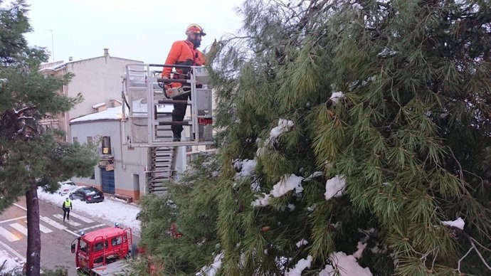 Los bomberos de la DPT realizan una docena de intervenciones en Alcañiz por la borrasca 'Filomena'.