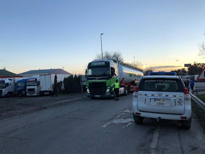 Camiones embolsados en una zona de la A-4, a su paso por la provincia de Jaén, debido a los efectos de la borrasca Filomena.