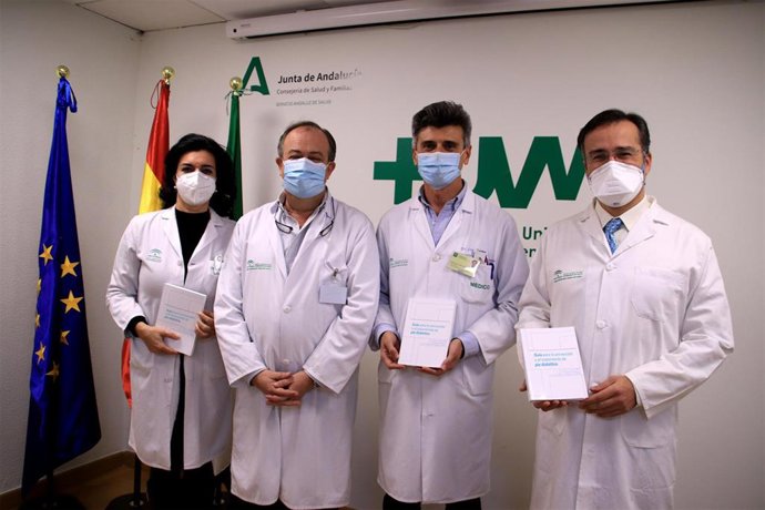 Coautores de la guía junto con el gerente del Hospital Macarena, Miguel Ángel Colmenero