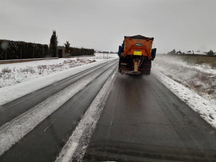 Los efectivos del Plan de vialidad invernal de la Región trabajan este domingo en Yecla para garantizar la seguridad vial