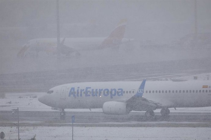 Un avión de la compañía Air Europa en el Aeropuerto de Madrid-Barajas Adolfo Suárez, en Madrid (España), a 8 de enero de 2021.
