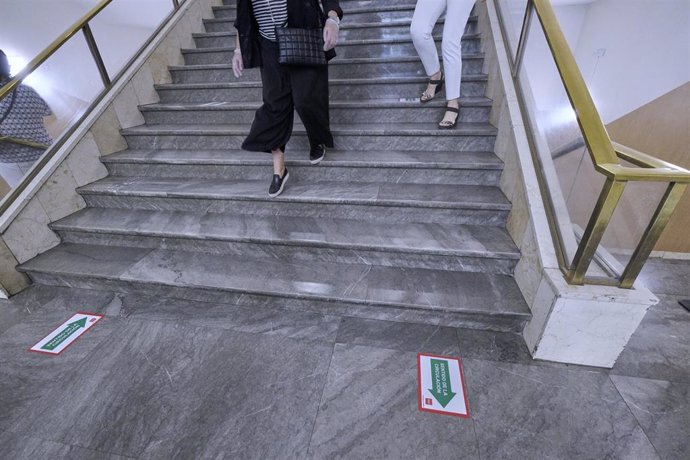 Carteles en el suelo que indican la dirección con el fin de preservar la distancia de seguridad en los Juzgados de Plaza de Castilla.