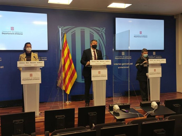 La subdirectora de Trnsit Lourdes Puigbarraca, el conseller de Interior Miquel Smper, y la subdirectora de Protección Civil Imma Solé, hacen balance sobre el temporal Filomena. El 11 de enero de 2021.