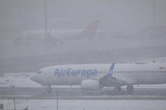 Un avión de la compañía Air Europa en el Aeropuerto de Madrid-Barajas Adolfo Suárez, en Madrid (España), a 8 de enero de 2021.