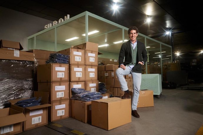 El CEO de Silbon, Pablo López, en el almacén de la firma en Córdoba.