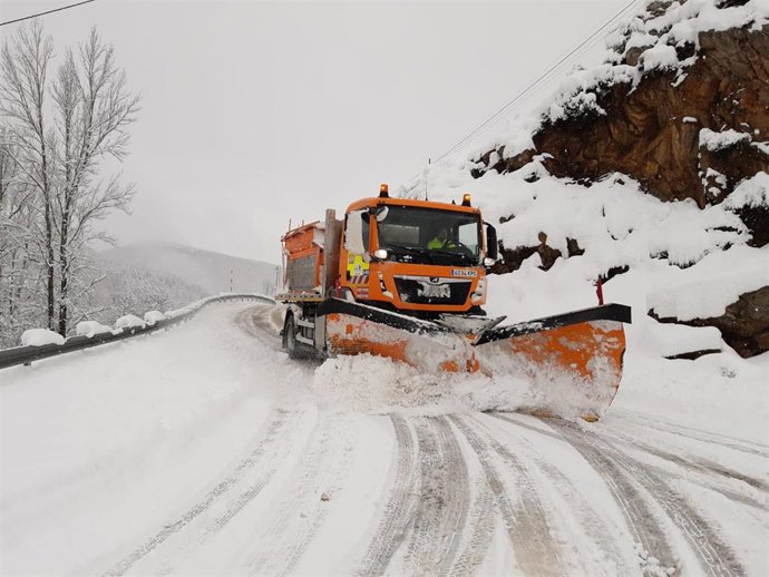 Carretera cortada por nieve
