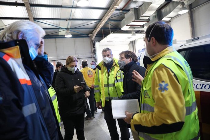 Almeida y Sanz en la Base = del Samur para interesarse por sus actuaciones en la vía pública