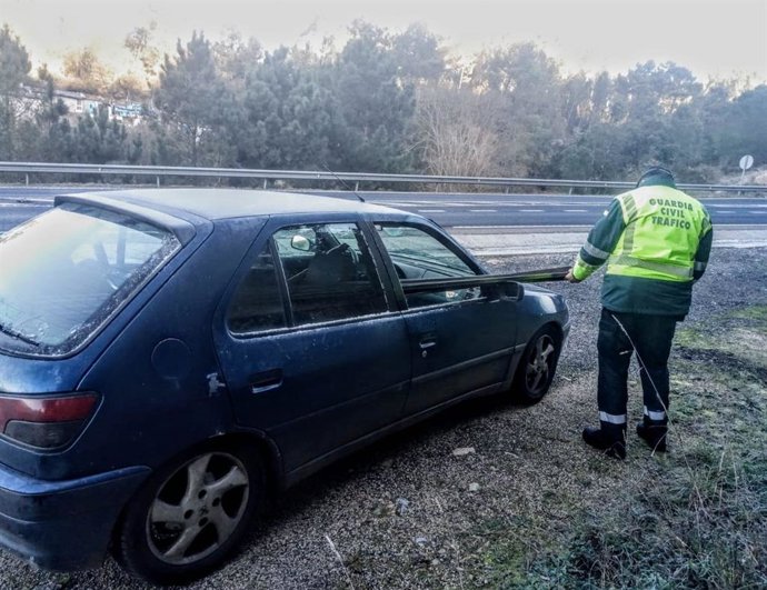 Coche interceptado por la Guardia Civil de Tráfico en Ourense con tubos de hierro sobresaliendo por una ventanilla.