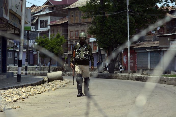 Un soldado indio en la parte de Cachemira bajo control de India