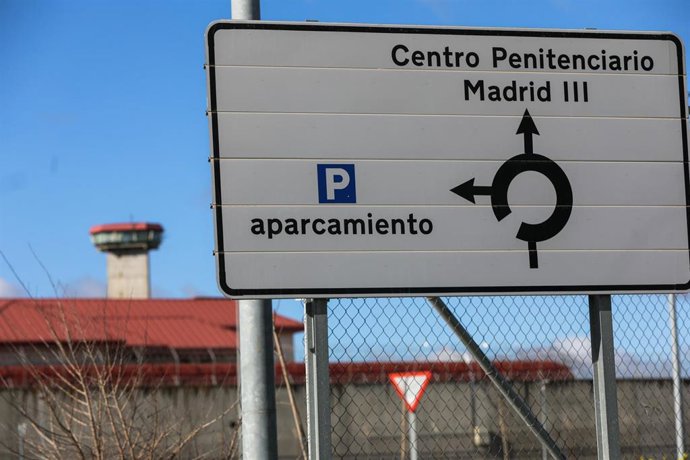 Un cartel indica la dirección a la entrada de la cárcel de Valdemoro, en Madrid