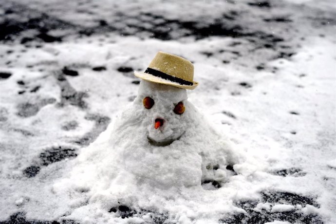 Un muñeco de nieve en la calle