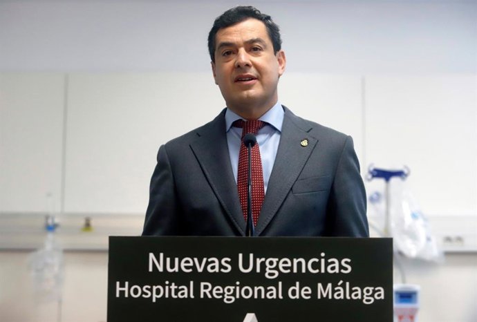 El presidente de la Junta de Andalucía, Juanma Moreno, en una visita a dependencias remodeladas del Hospital Regional de Málaga