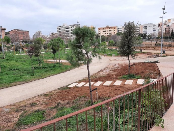 Aceras de la calle Carles I que da entrada al parque del Canódromo.