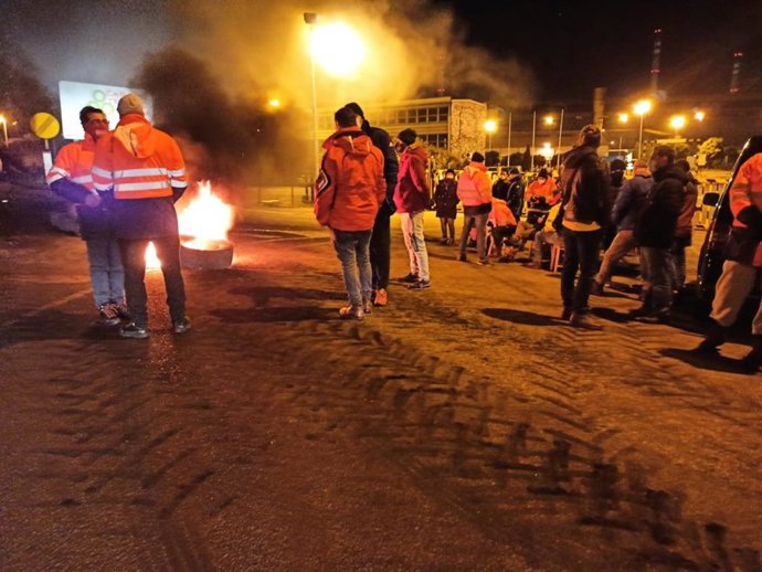 Los trabajadores de Alu Ibérica secundan una nueva protesta ante la fábrica