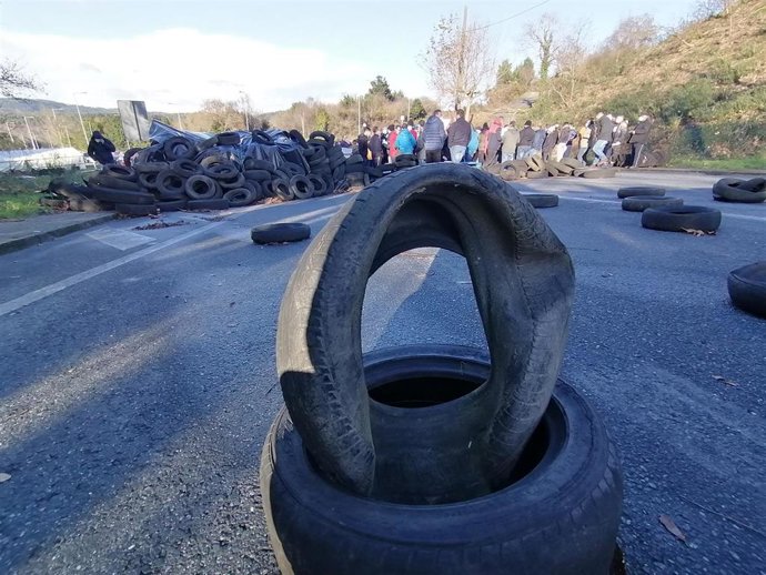 La carretera de acceso a la planta de Siemens Gamesa en As Somozas permanece cortada.