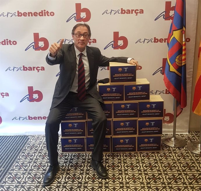 El precandidato a la presidencia del FC Barcelona Agustí Benedito, con las firmas solicitadas en el proceso electoral de 2021