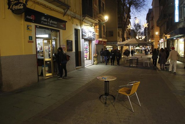 Una silla y una mesa en la terraza de un bar en la calle Olmos.