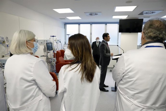 El presidente de la Junta de Andalucía, Juanma Moreno; junto al consejero mde Presidencia, Elías Bendodo y el consejero de Sanidad, Jesús Aguirre inauguran la nueva planta de urgencias del Hospital Regional Carlos Haya