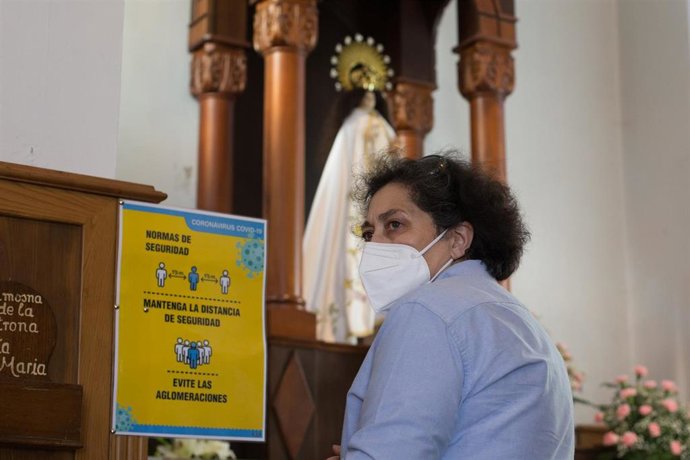 Una mujer reza en la Capilla del Santuario de Os Remedios, en Saavedra/Lugo/Galicia (España).