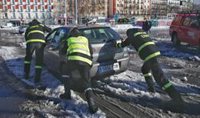 Grúas de la EMT llevan 'rescatados' 93 vehículos de los 700 abandonados en M-30 por la nevada