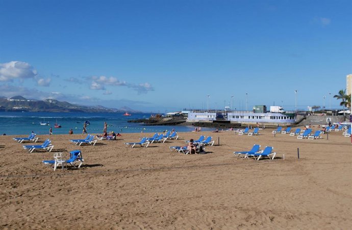 Ambiente en la Playa de las Canteras el día del comienzo del invierno, en Las Palmas de Gran Canaria, Canarias (España), a 21 de diciembre de 2020. Hoy, que tiene lugar el solsticio de invierno, en España hay grandes diferencias de temperaturas entre un