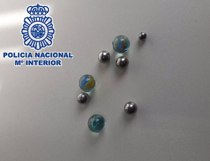 Bolas de acero y cristal utilizadas por un hombre que lanzaba con tirachinas desde su casa hacia viviendas y locales comerciales en Marbella (Málaga)