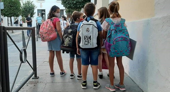 Escolares en la puerta de un colegio